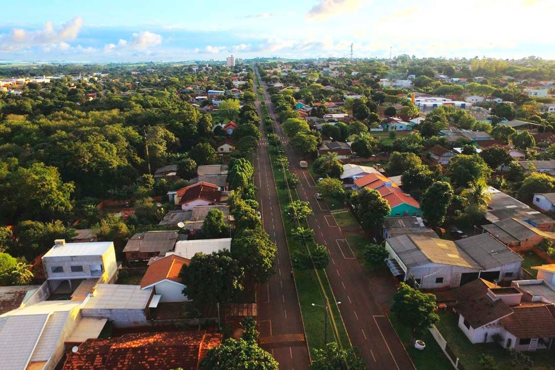 Vista aérea de cidade no interior do Paraná