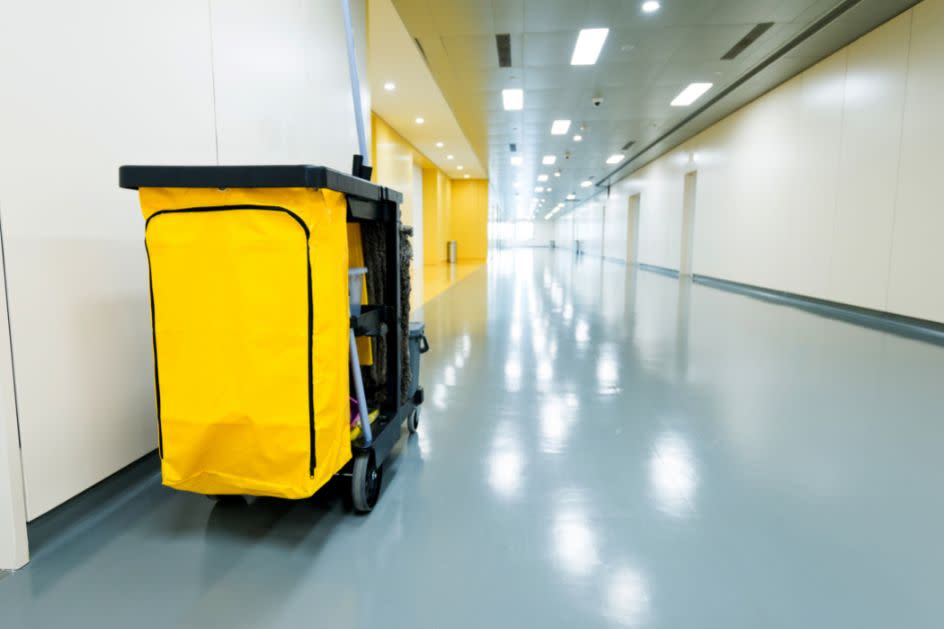 Equipe de higienização em ambiente hospitalar