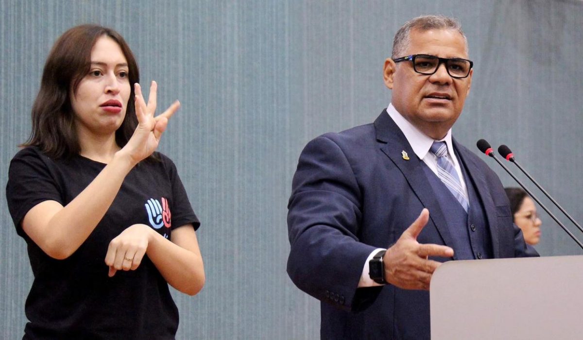 Profissional de língua de sinais em atuação