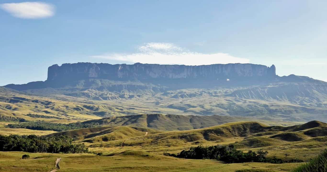 Paisagem do Monte Roraima, mostrando os tepuis e a savana do lavrado
