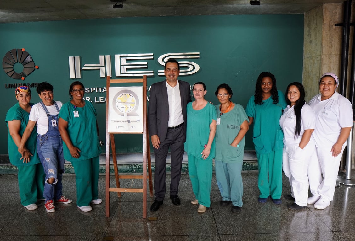 Profissionais de saúde em ambiente hospitalar, em contexto de atendimento e gestão