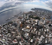 Vista panorâmica de Manaus com o Rio Negro ao fundo.
