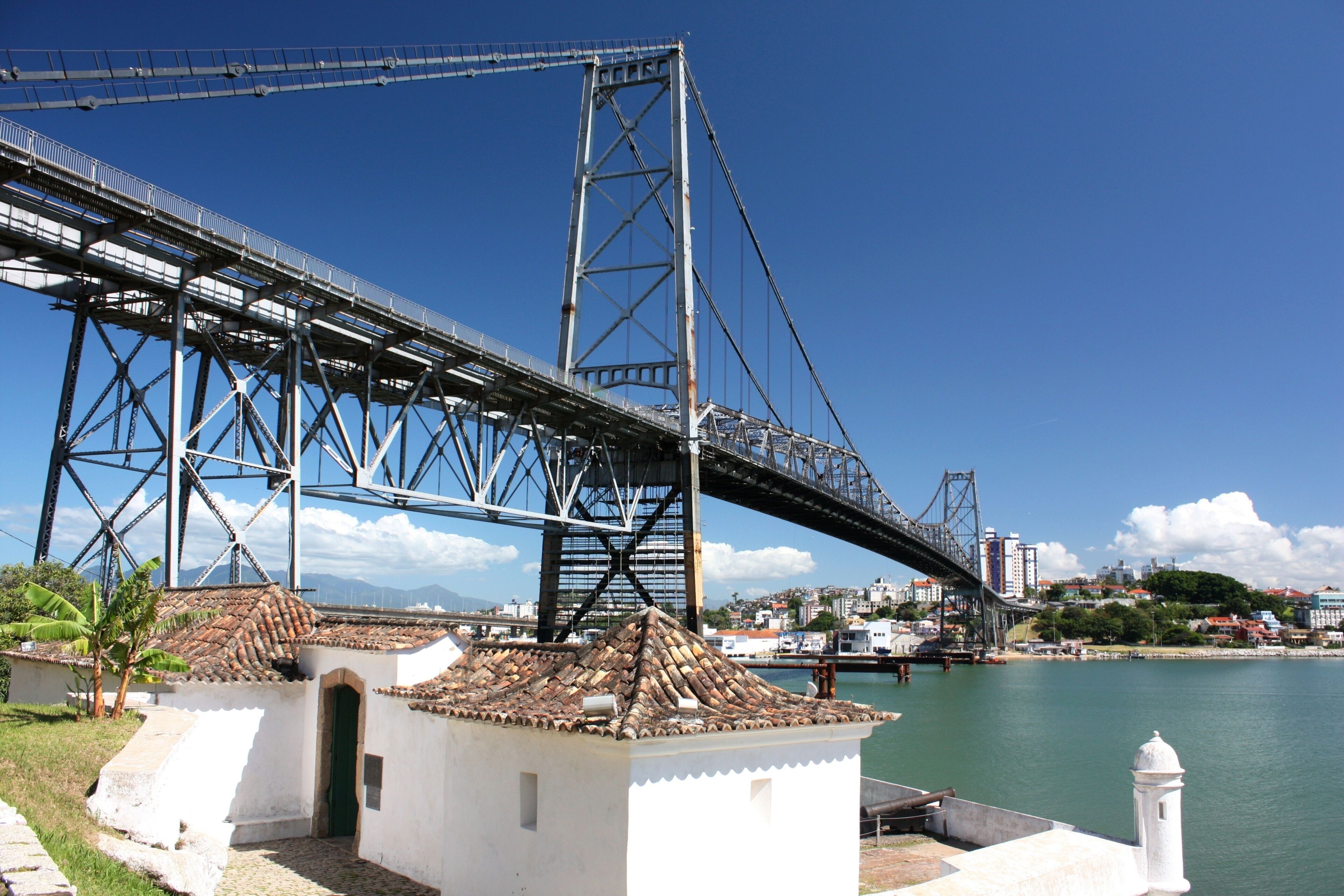 Ponte Hercílio Luz e skyline de Florianópolis ao fundo