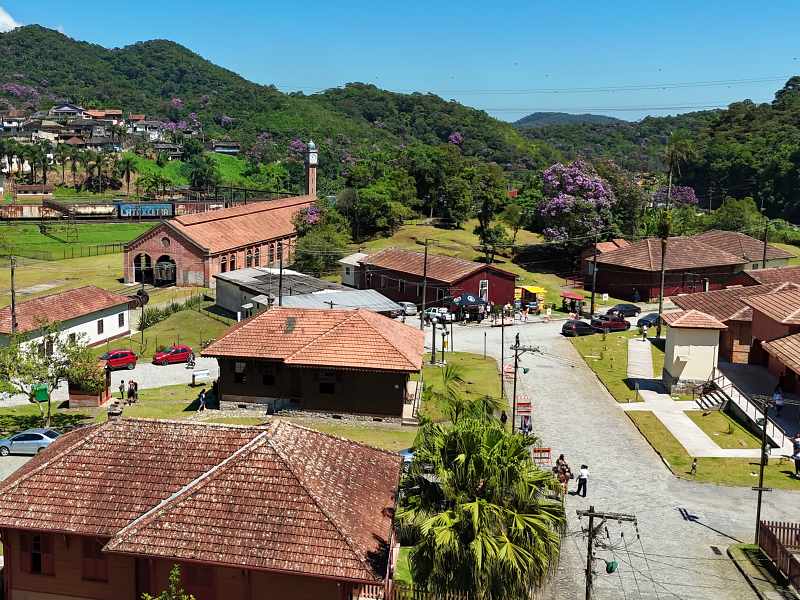 Paranapiacaba, patrimônio ferroviário em Santo André, com estação histórica e colinas de Mata Atlântica ao fundo