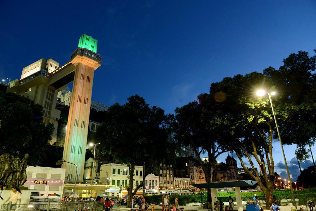 Vista do Elevador Lacerda e do centro histórico de Salvador, ao entardecer