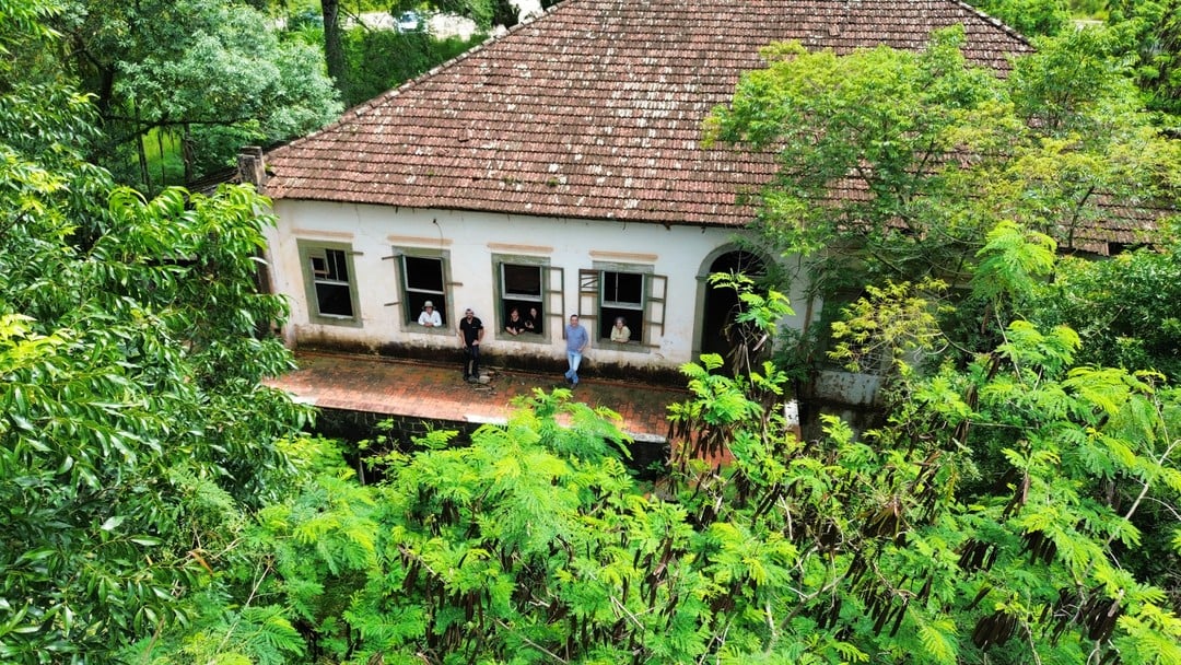 Estrada rural na região de Ourinhos/Avaré, interior paulista, ilustrando o acesso regional a Sarutaiá