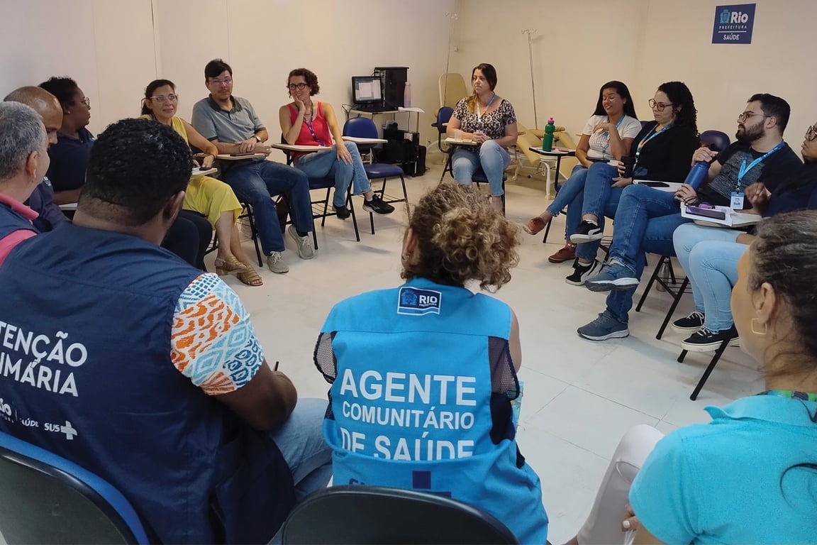 Equipe em reunião de trabalho em ambiente institucional, representando serviços de assistência social