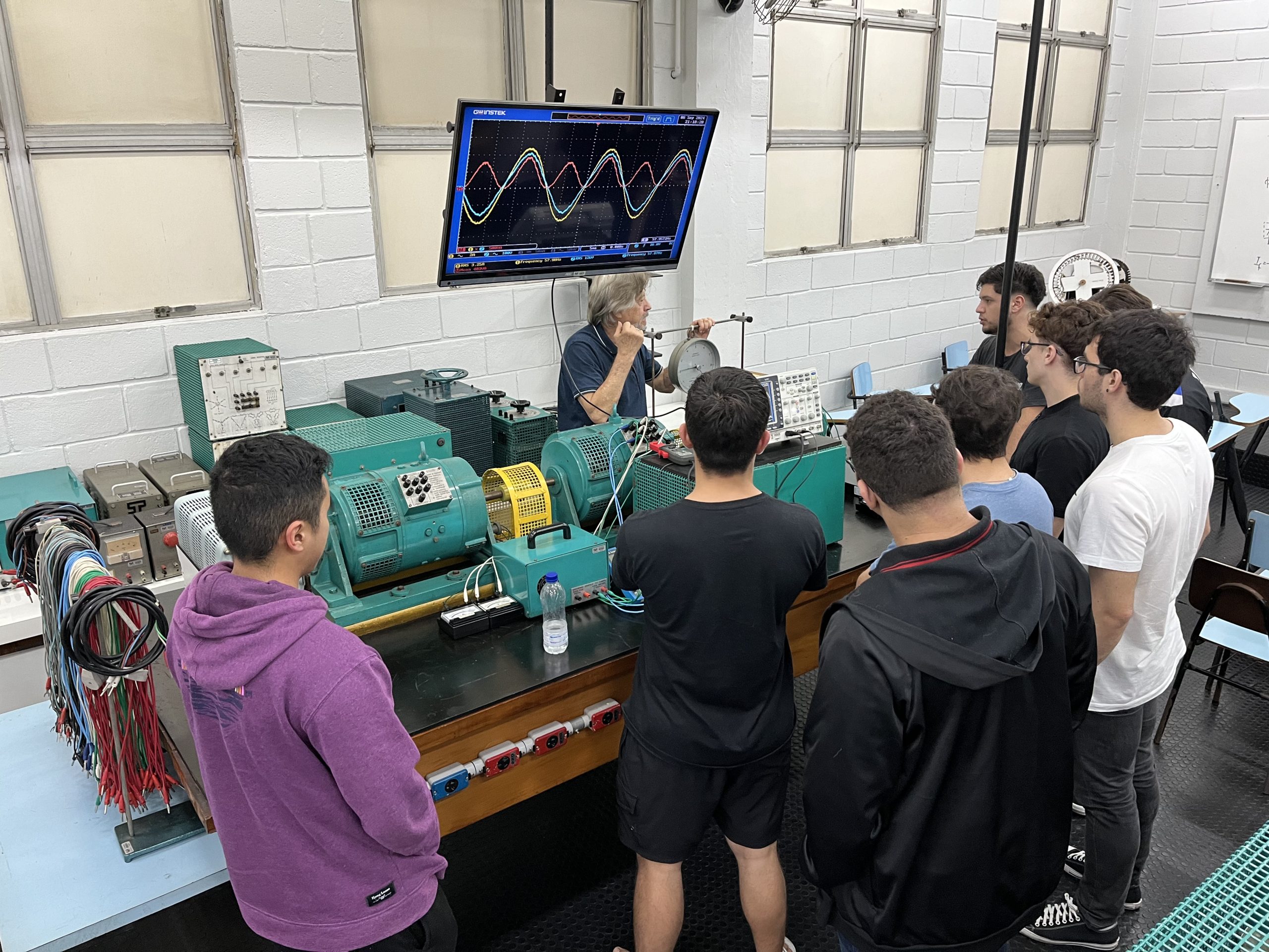 Ambiente de laboratório de Engenharia Elétrica, com bancadas e instrumentos de medição