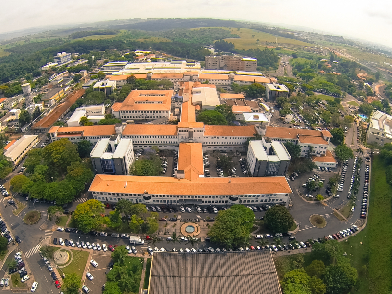 Vista aérea do campus da Unesp em Botucatu SP, com o complexo universitário e áreas verdes.