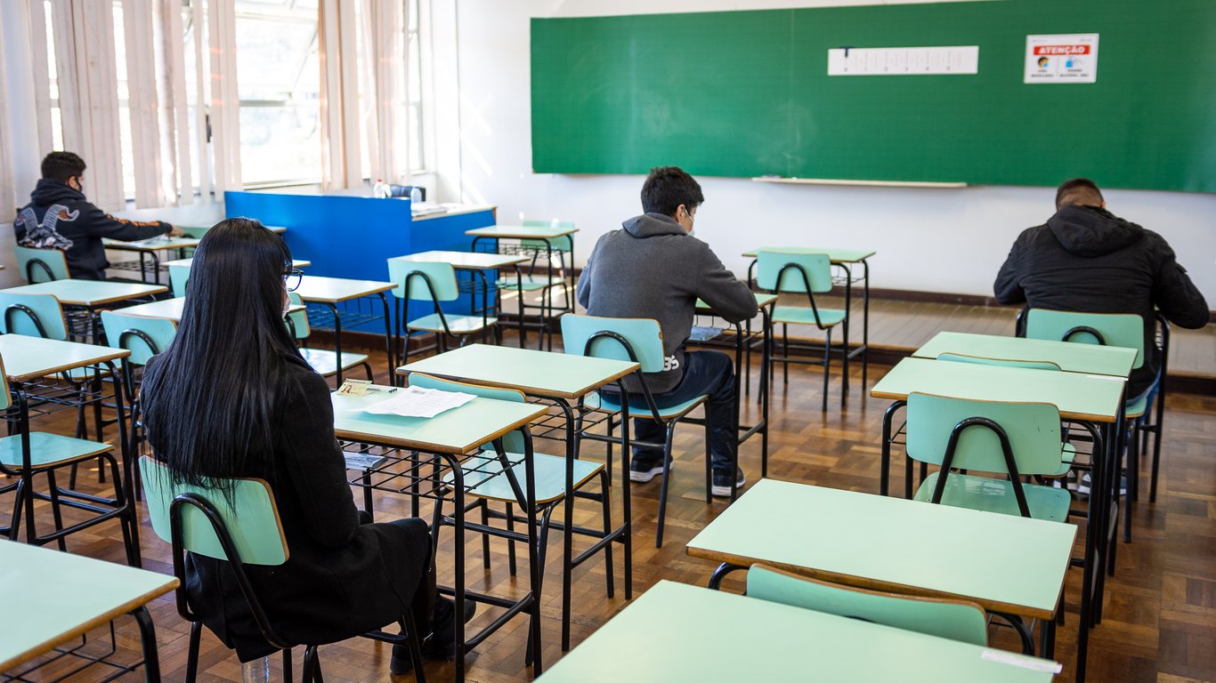 Candidatos realizando prova em sala