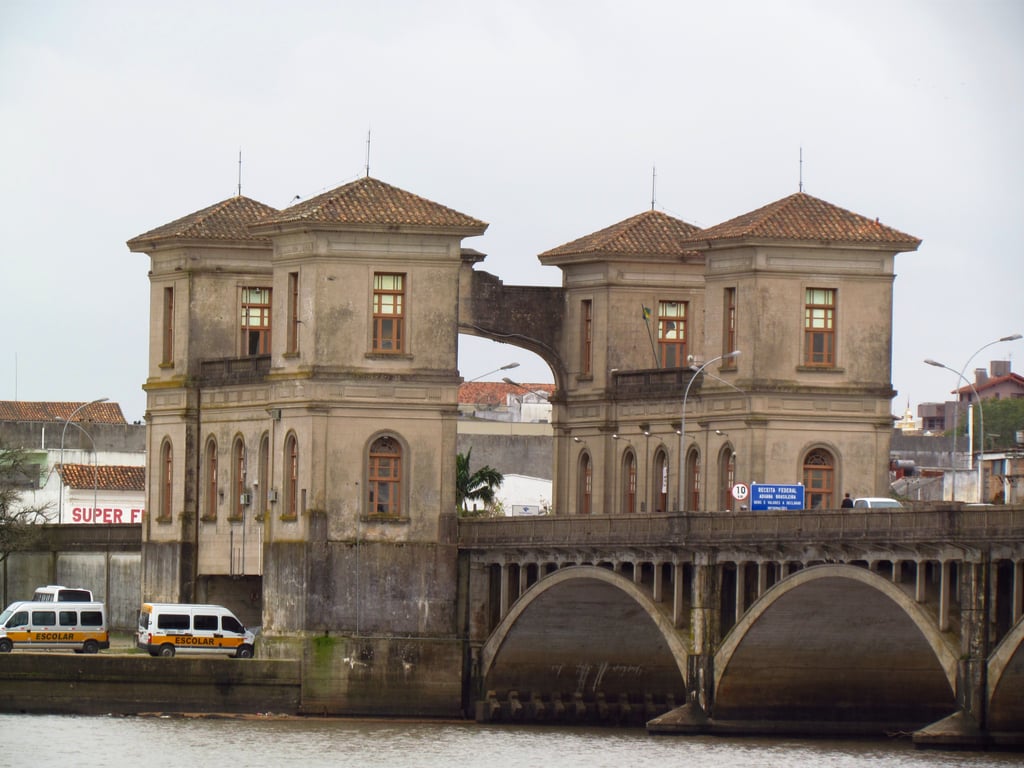 Ponte internacional sobre o Rio Jaguarão, na fronteira com o Uruguai