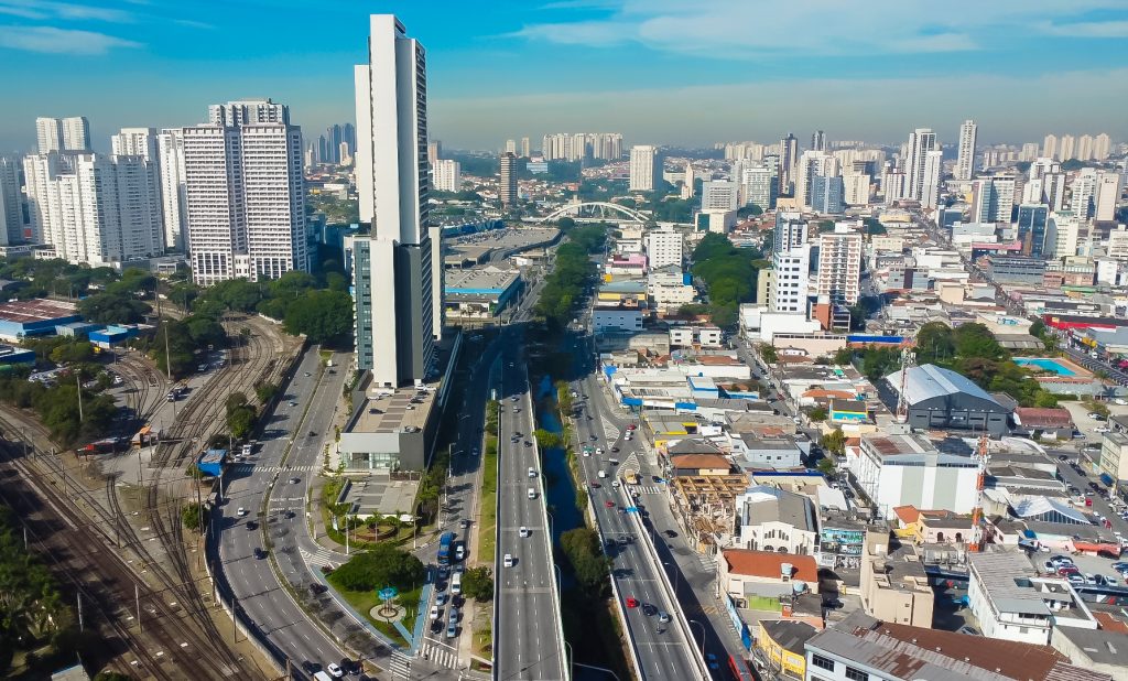 Vista aérea de Osasco com prédios e vias expressas ao entardecer