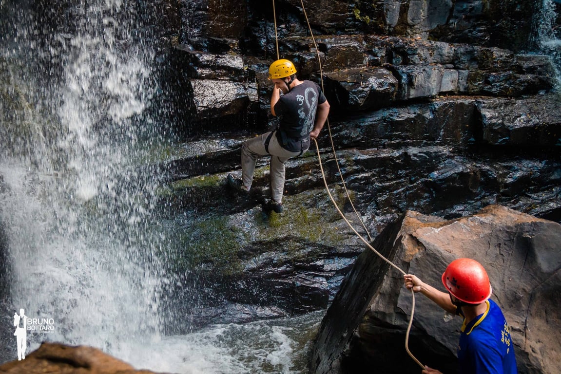 Cachoeira e trilha em área de mata no Vale Europeu catarinense
