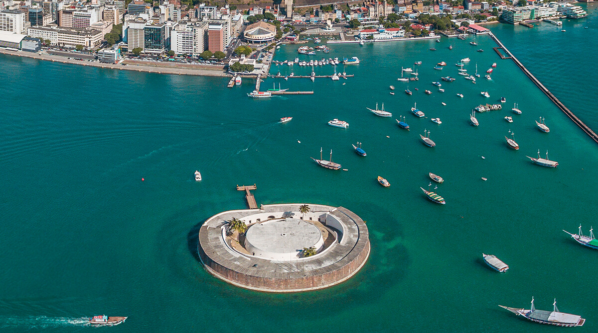 Elevador Lacerda e Baía de Todos-os-Santos, em Salvador BA