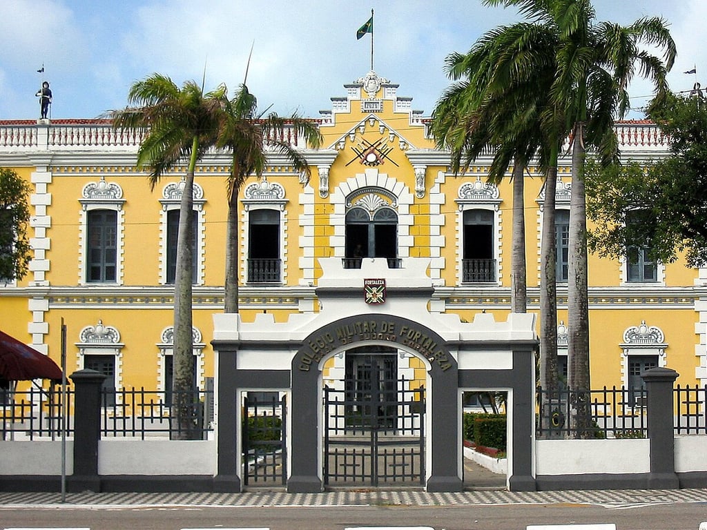 Fachada de Colégio Militar com bandeira do Brasil hasteada