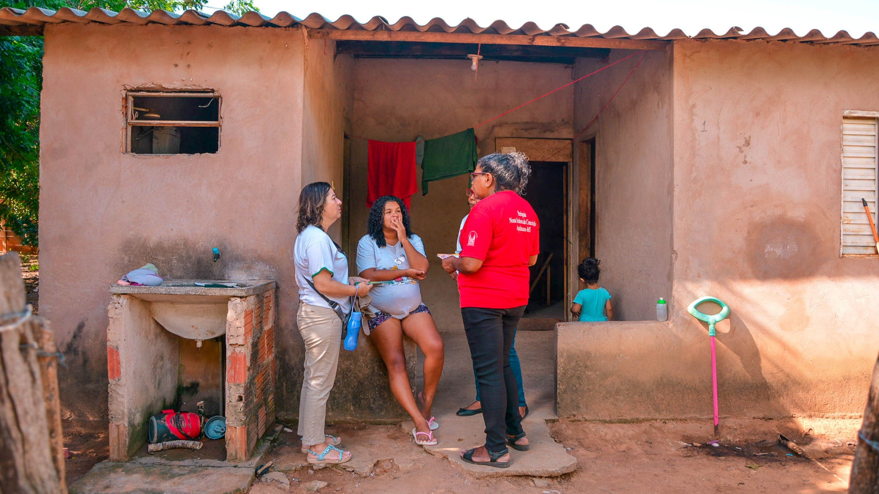 Agente comunitário de saúde em visita domiciliar em área rural