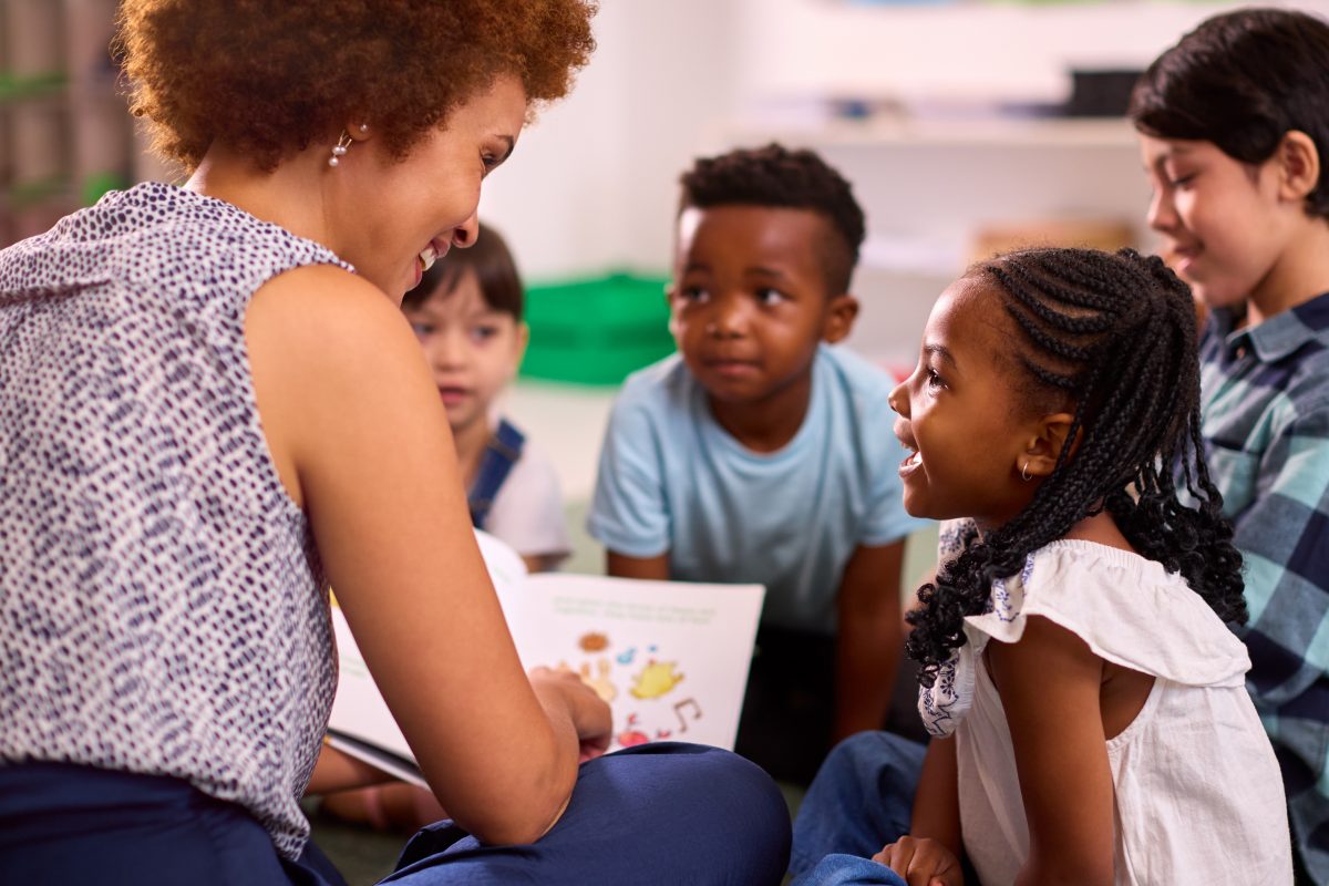 Sala de aula de escola pública do Nordeste com professora e alunos
