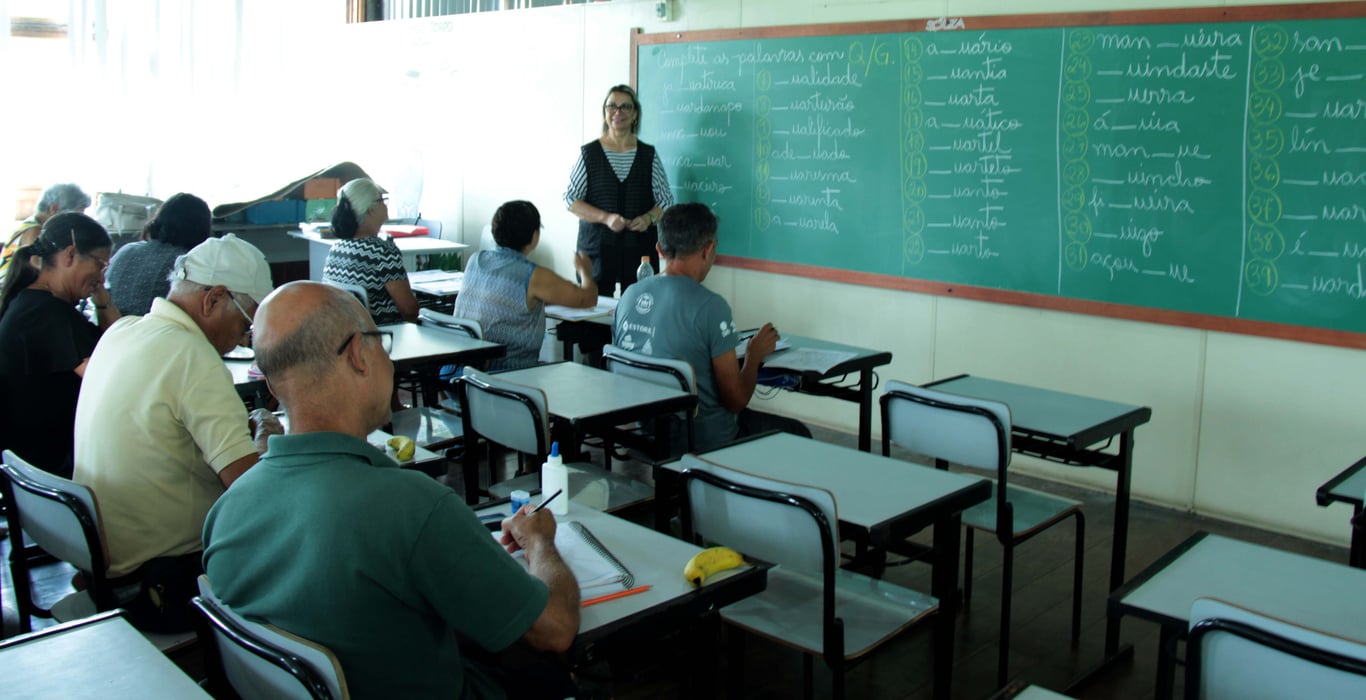 Aula noturna para jovens e adultos (EJA)