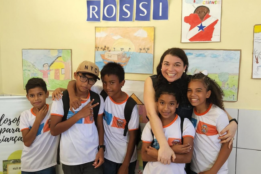 Sala de aula em escola pública com professora e crianças, no contexto da educação básica