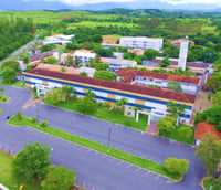 Campus da Escola de Engenharia de Lorena (EEL-USP) com prédios e áreas verdes