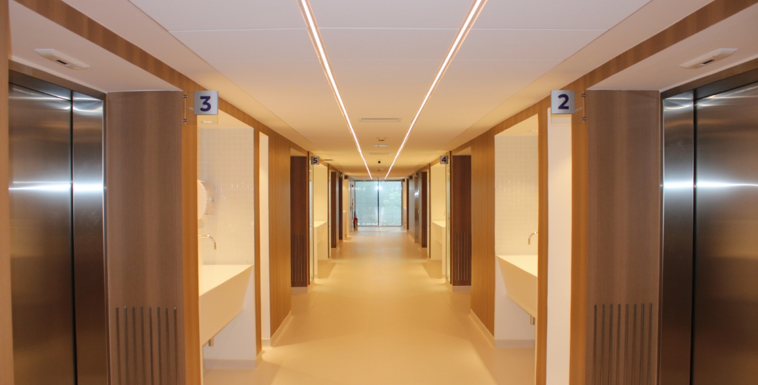 Imagem conceitual de ambiente hospitalar moderno, remetendo ao centro cirúrgico