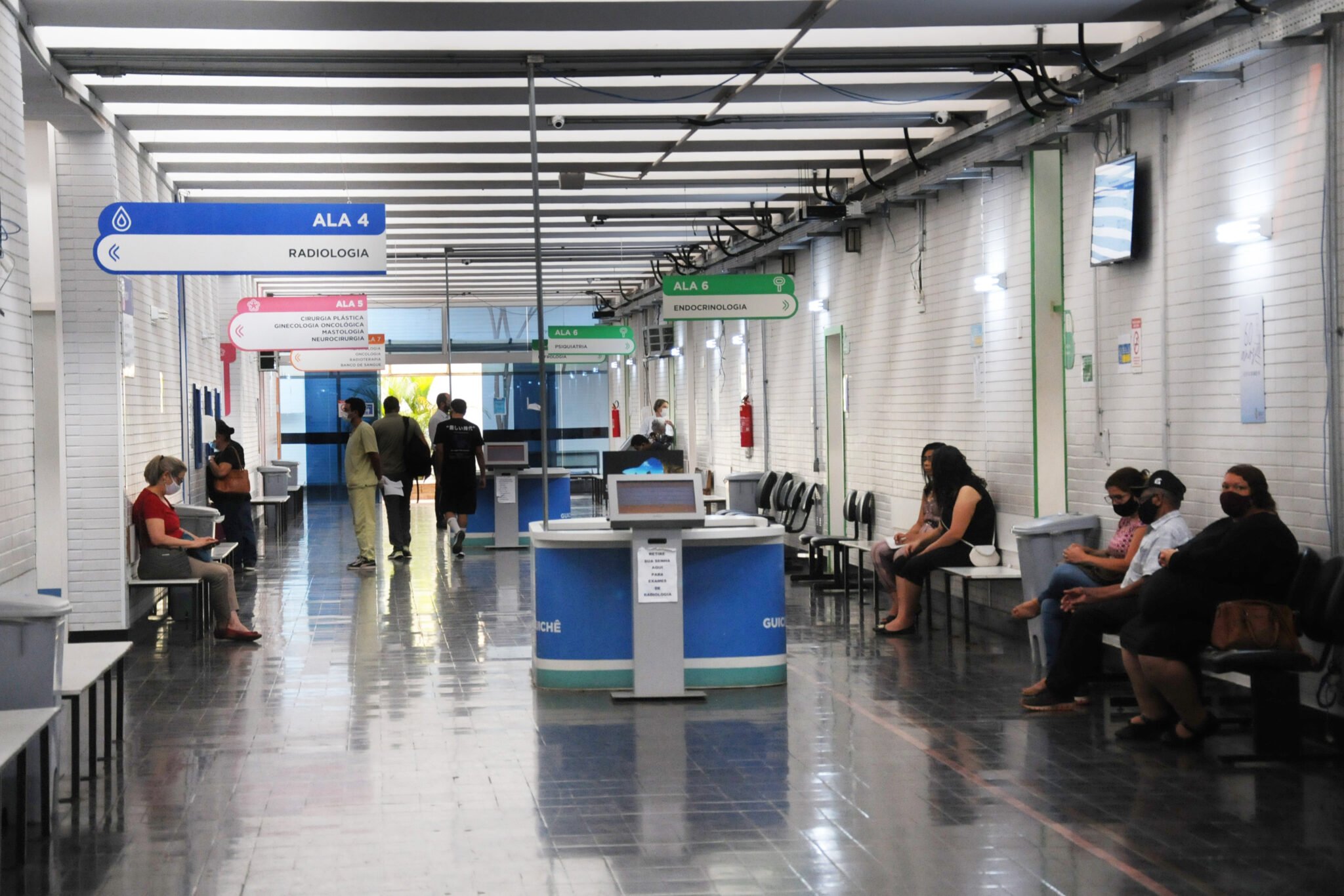 Corredor de hospital do DF, com sinalização para alas de atendimento