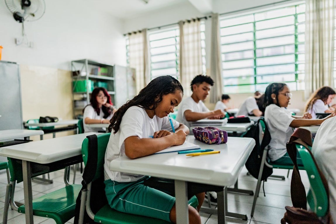 Sala de aula com estudantes em atividade escolar