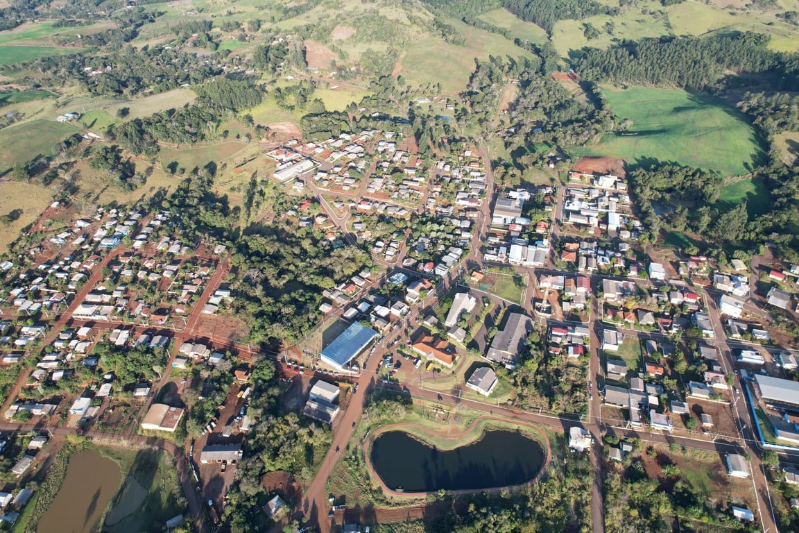 Vista aérea de cidade pequena do interior do Paraná
