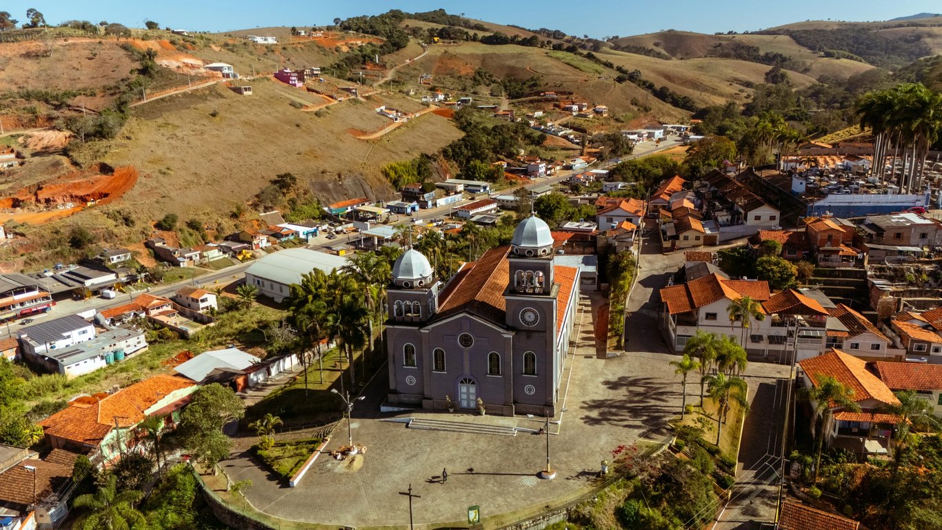 Vista aérea de Guaranésia MG, com igreja matriz e praça central ao fundo