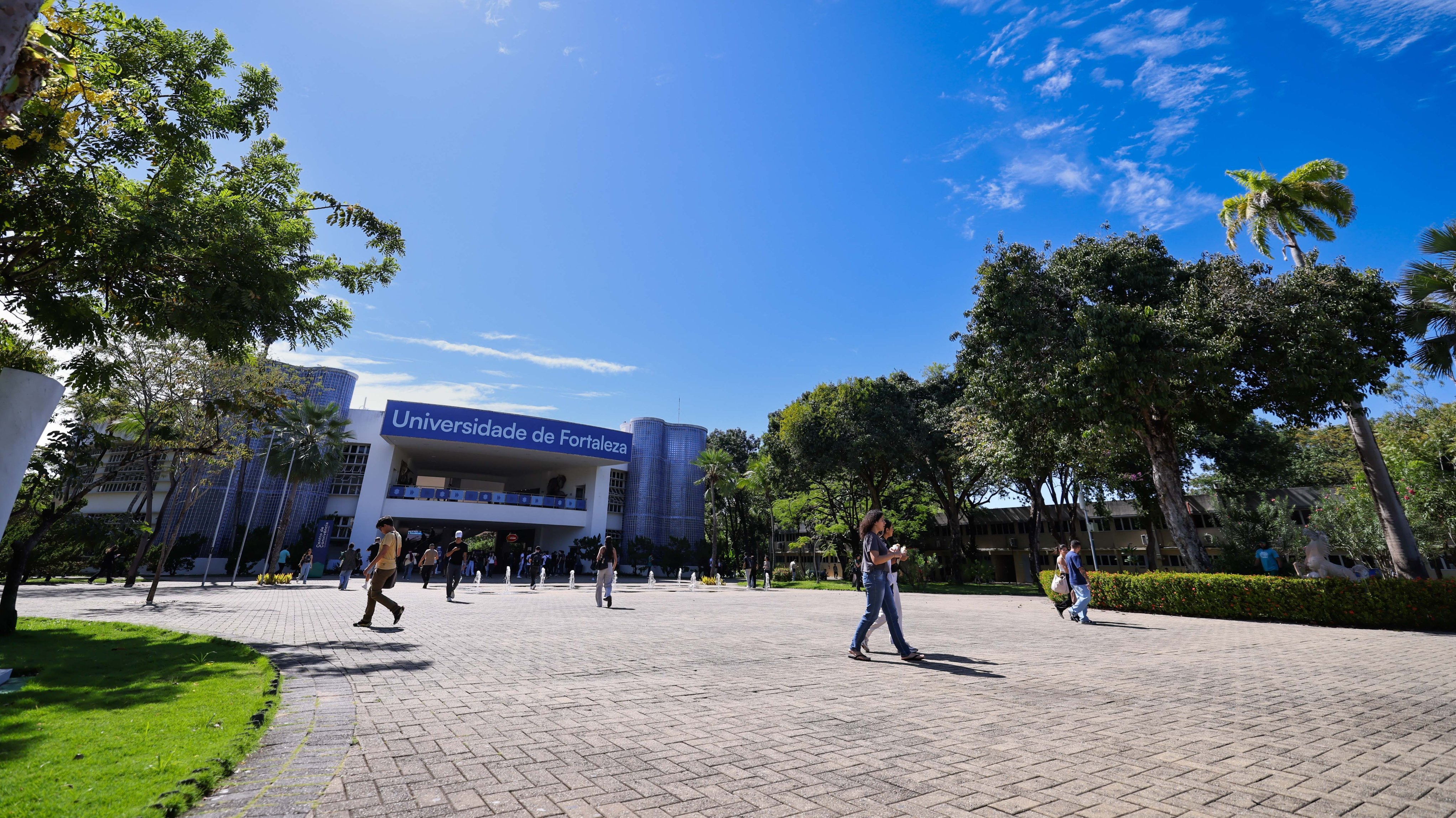 Campus universitário com prédios e áreas verdes