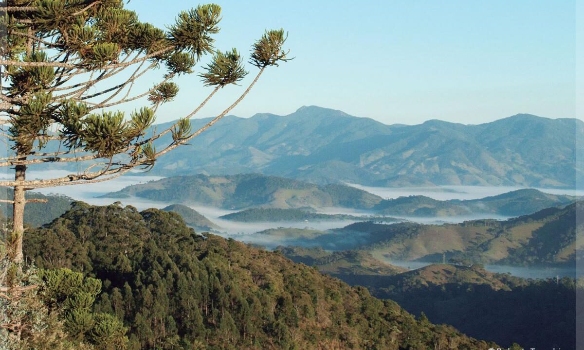 Vista aérea de Guaratinguetá SP, com a Serra da Mantiqueira ao fundo