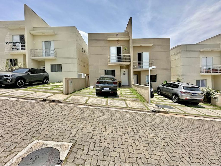 Vista urbana de Caracol MS, com rua residencial e casas baixas.