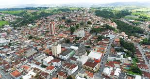 Vista urbana com morros ao fundo