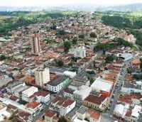 Paisagem urbana de Itabira MG com morros ao fundo em dia claro