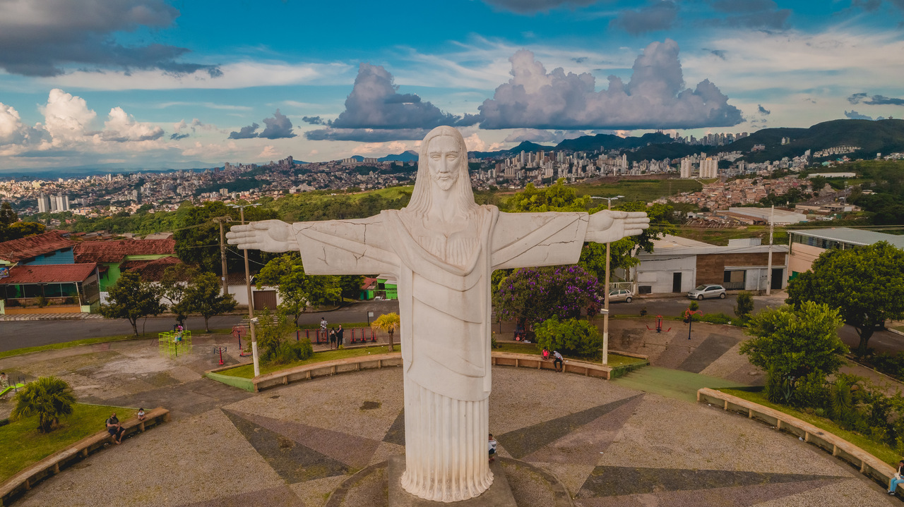 Belo Horizonte ao entardecer, com cidade e montanhas ao fundo