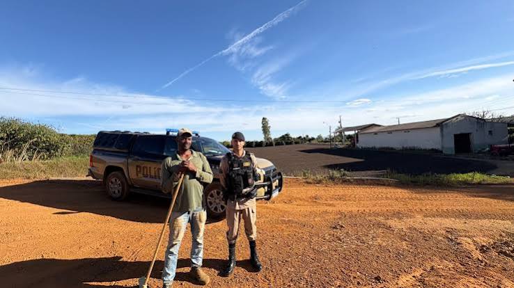 Estrada rural em região montanhosa, representando rotas de transporte escolar no interior