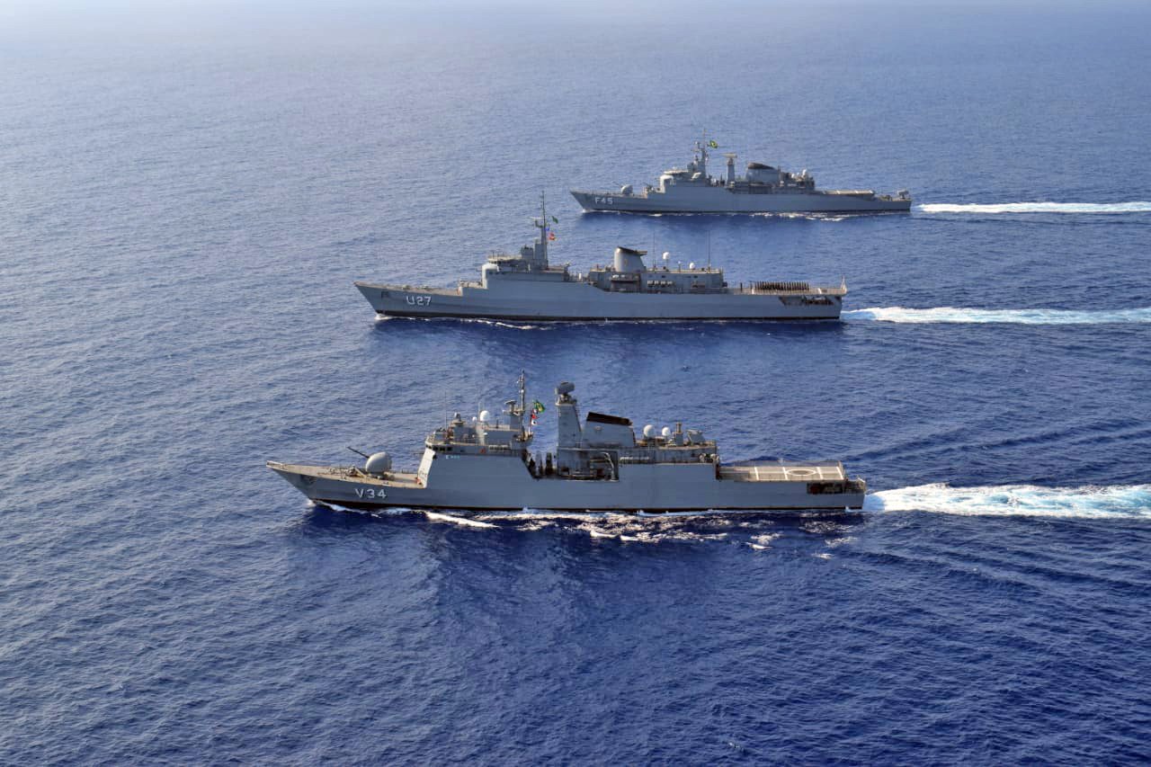 Navios da Marinha do Brasil em navegação costeira ao entardecer