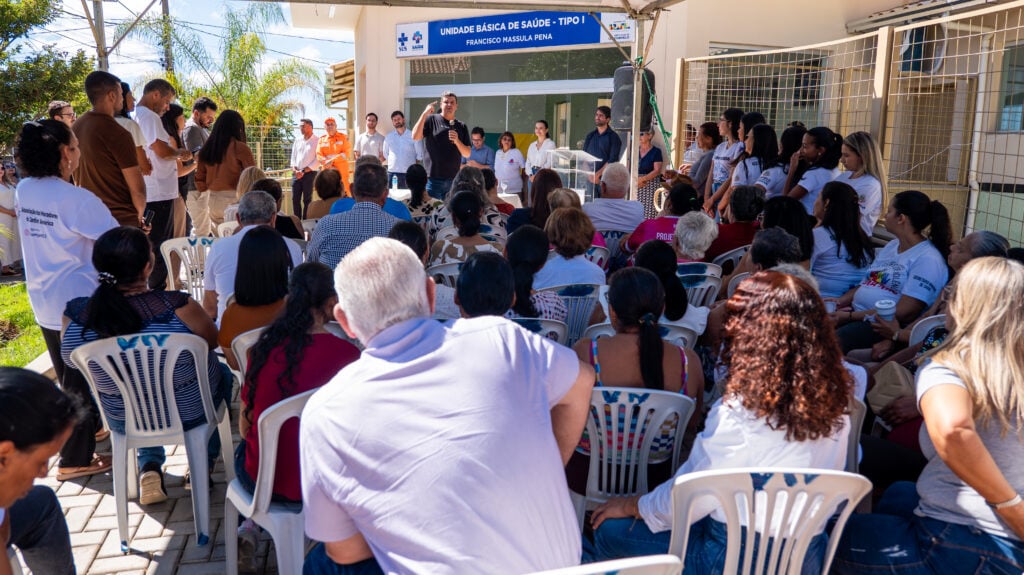 Equipe multiprofissional em frente a uma unidade básica de saúde no Brasil