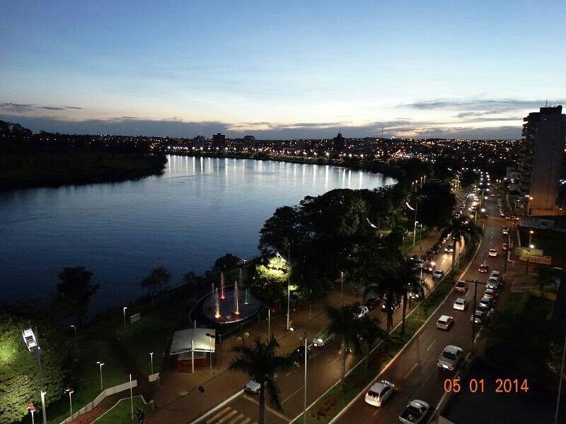 Orla e skyline de Paranaíba MS ao entardecer