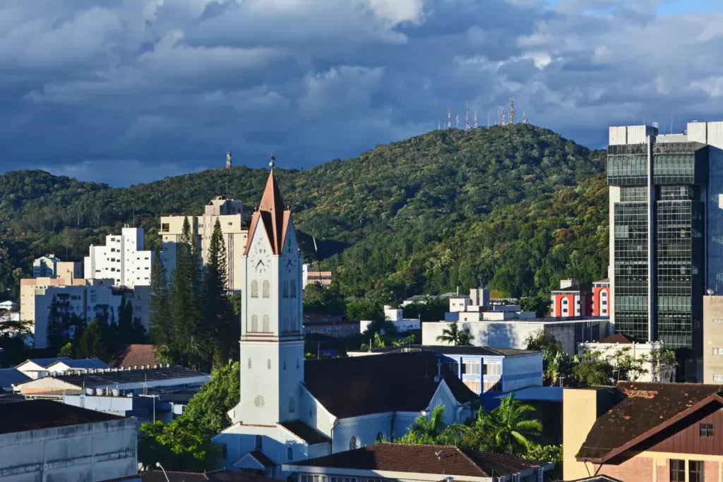 É uma imagem do post com o título Câmara Municipal de Paraíso SC abre concurso com 1 vaga para controlador interno