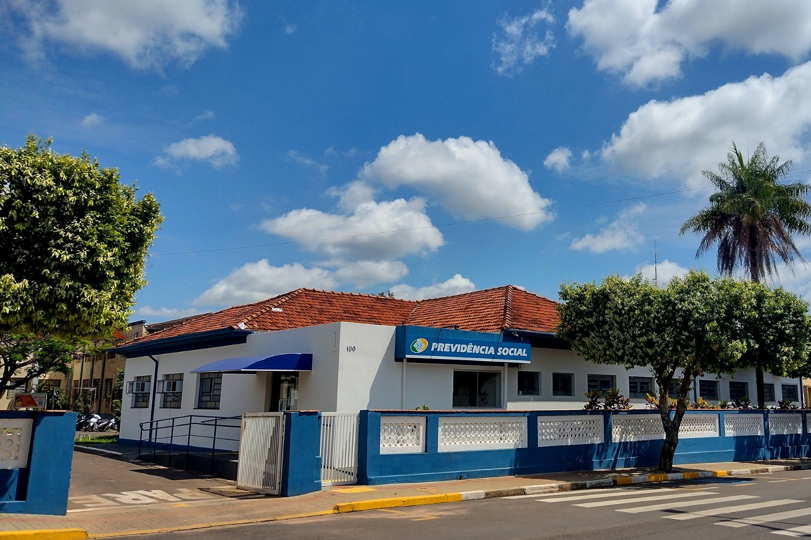 Fachada de prédio público com céu azul ao fundo