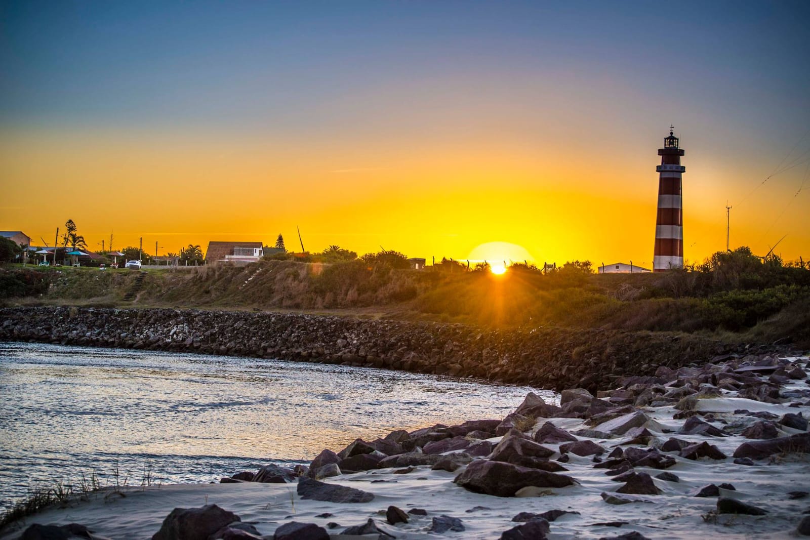 Costa de Santa Vitória do Palmar ao entardecer, com farol e faixa de praia