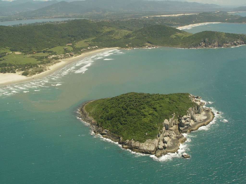 Vista aérea da costa de Imbituba SC, na área da APA da Baleia Franca