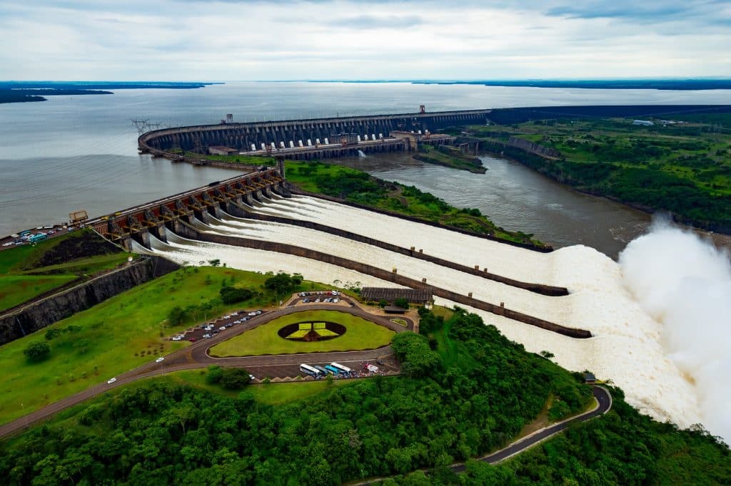 Usina de Itaipu ao entardecer, na tríplice fronteira Brasil–Paraguai–Argentina