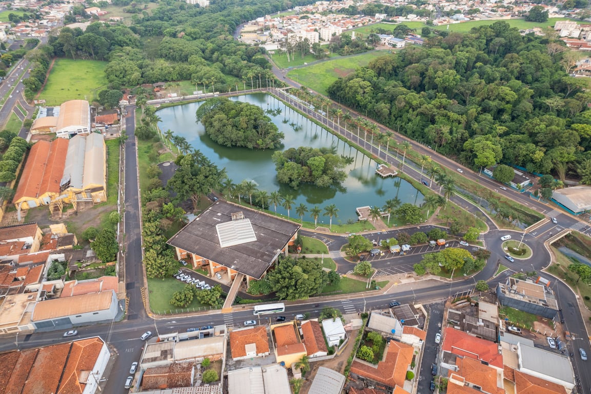 Vista aérea de cidade do interior paulista, com áreas verdes e edificações baixas