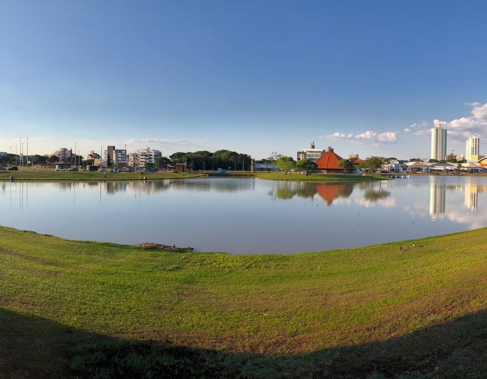 Vista urbana de Toledo PR, com Lago Municipal