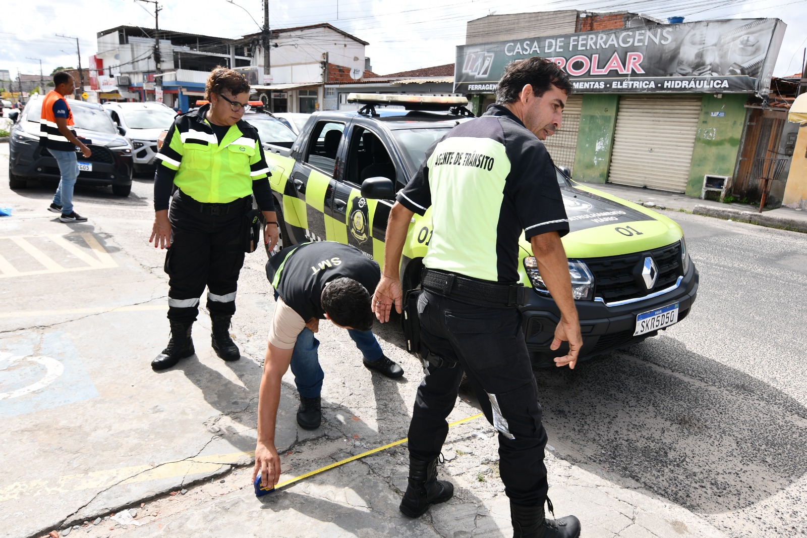 Agentes de trânsito em operação de fiscalização