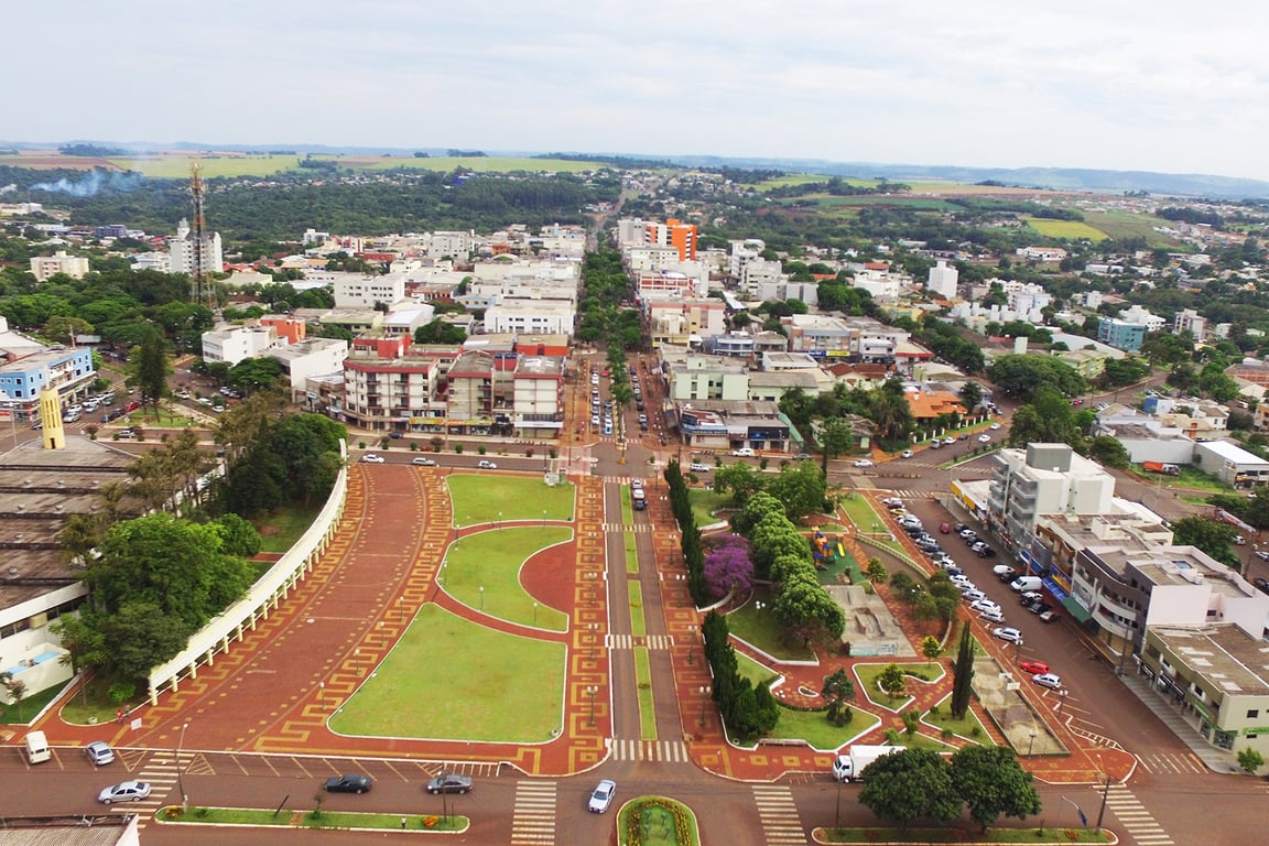 Vista aérea de cidade do interior catarinense, com áreas verdes e avenidas largas