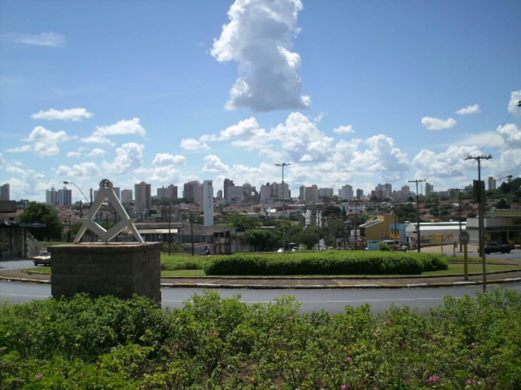 Paisagem urbana de cidade do interior de São Paulo ao entardecer