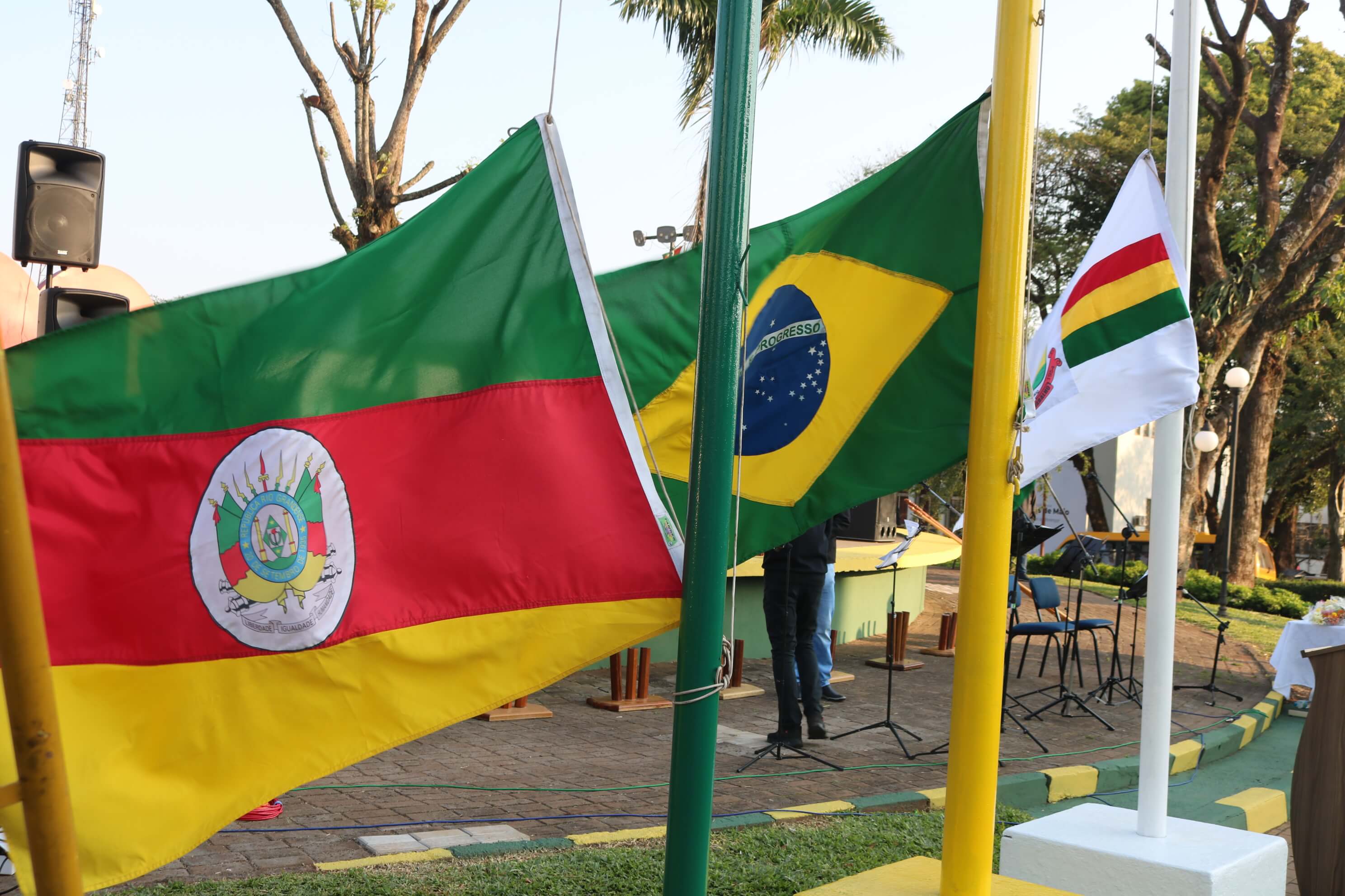 Bandeiras e área pública de Três de Maio RS